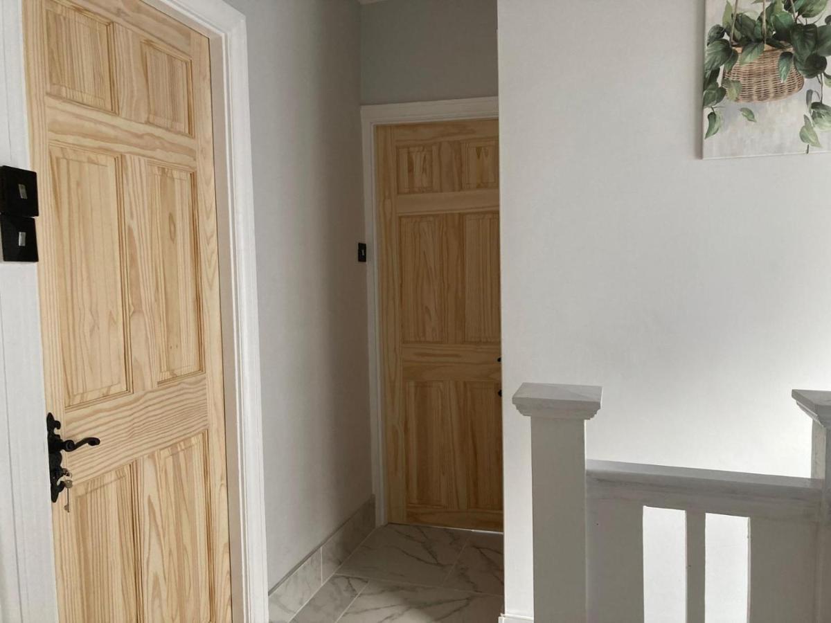 Surbiton Home With Free Parkings, Surbiton, Kingston Upon Thames, Surrey, Greater London Uk Buitenkant foto